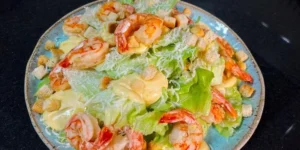 Salada Caesar de camarão: clássico repaginado com sabor do mar